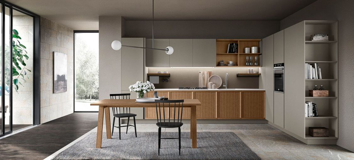 Una cucina con tavolo e sedie