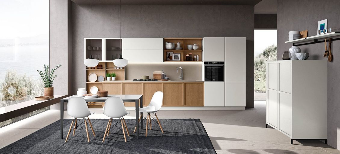 Una cucina con tavolo e sedie