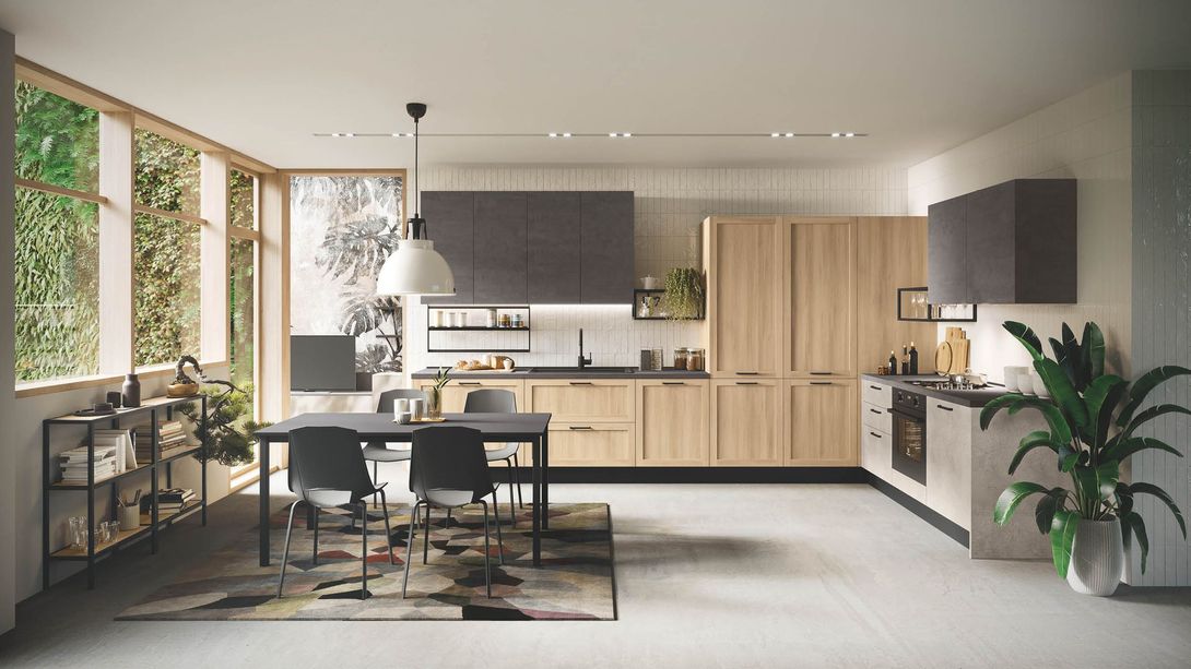 Una cucina con mobili in legno e tavolo da pranzo e sedie.
