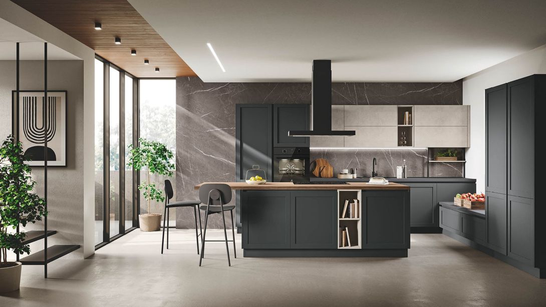 Una cucina con mobili neri e una grande isola al centro della stanza.
