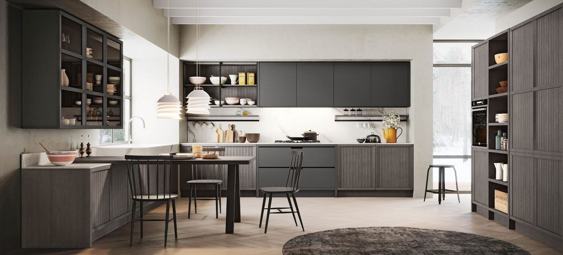 Una cucina con tavolo e sedie.