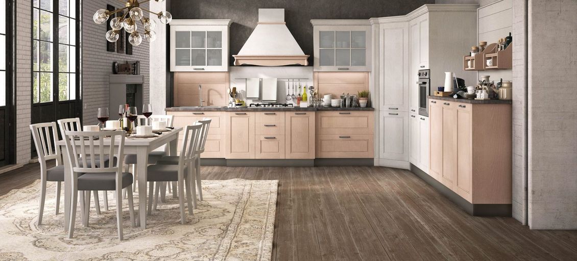 Una cucina con tavolo e sedie