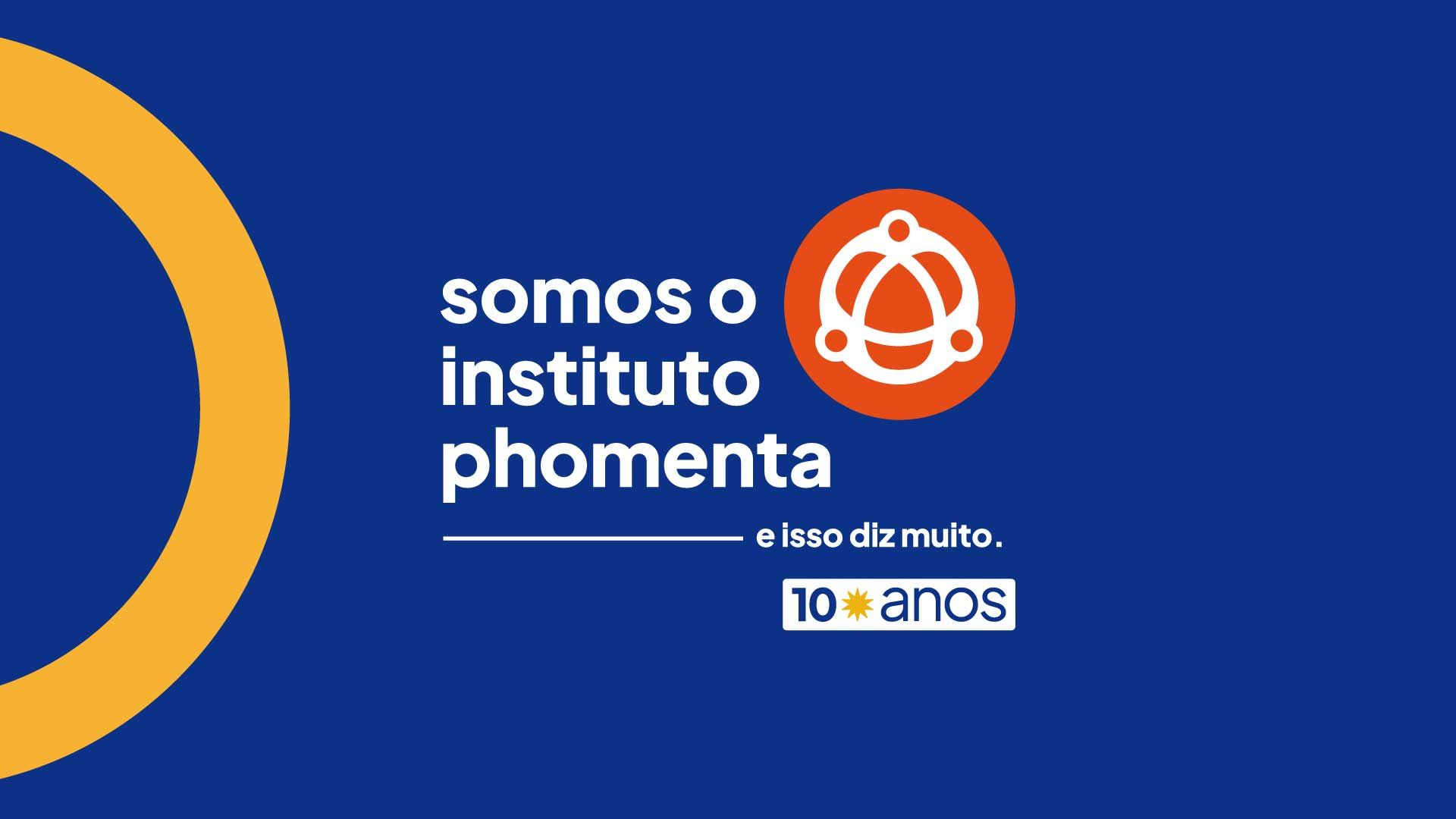 Logotipo azul do Instituto Phomenta com um ícone circular branco interligado, texto e um emblema de
