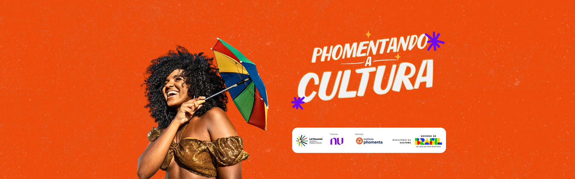 Faixa laranja com um artista sorridente e a inscrição “PHOENIXTOWN CULTURA” ao lado dos logotipos dos patrocinadores.