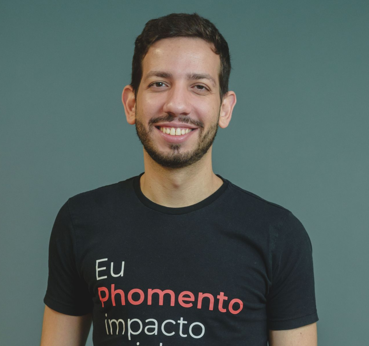 Homem sorridente com uma camiseta preta 