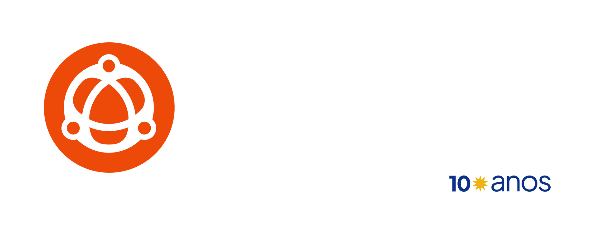 Logotipo circular laranja sobre fundo branco com a inscrição “10 anos” à direita.