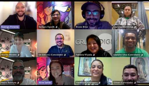 Uma tela de videochamada em formato de grade 3x4 mostrando doze pessoas sorridentes em uma reunião virtual.