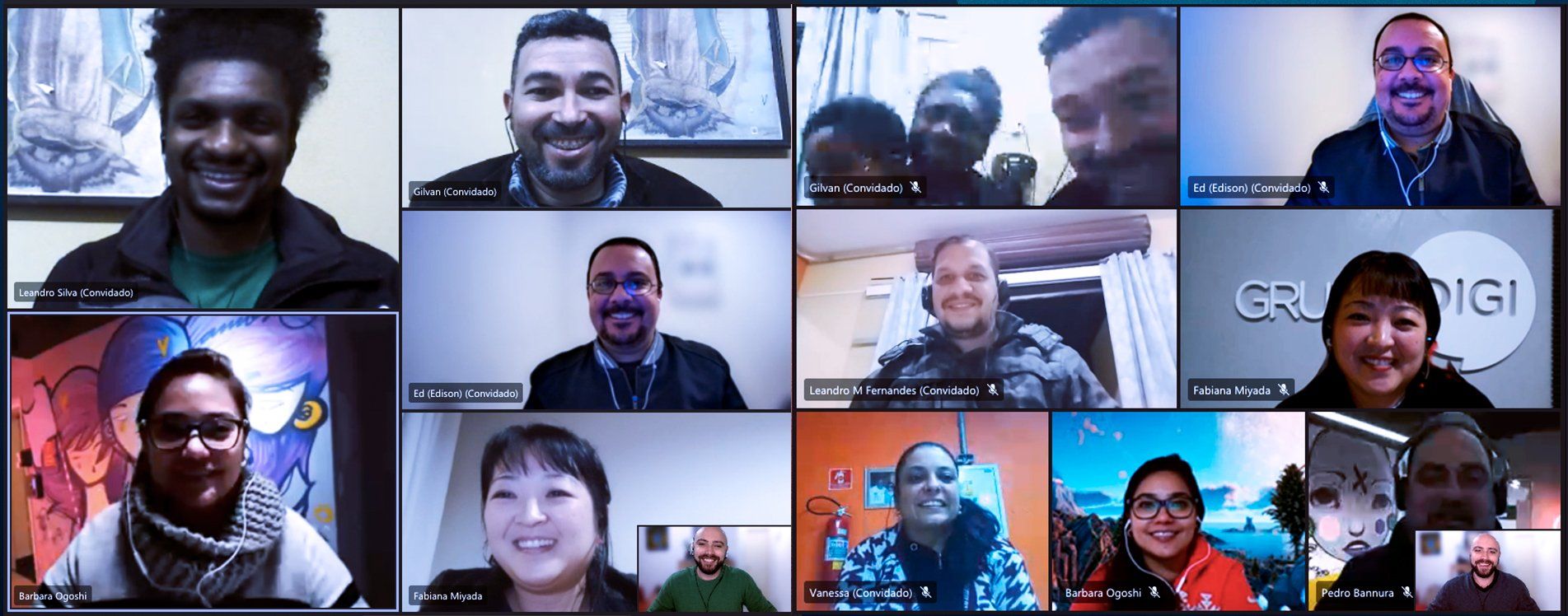 Uma grade com 12 participantes de videoconferência, muitos sorrindo, mostrando uma mistura de ambientes internos, tanto domésticos quanto de escritório.