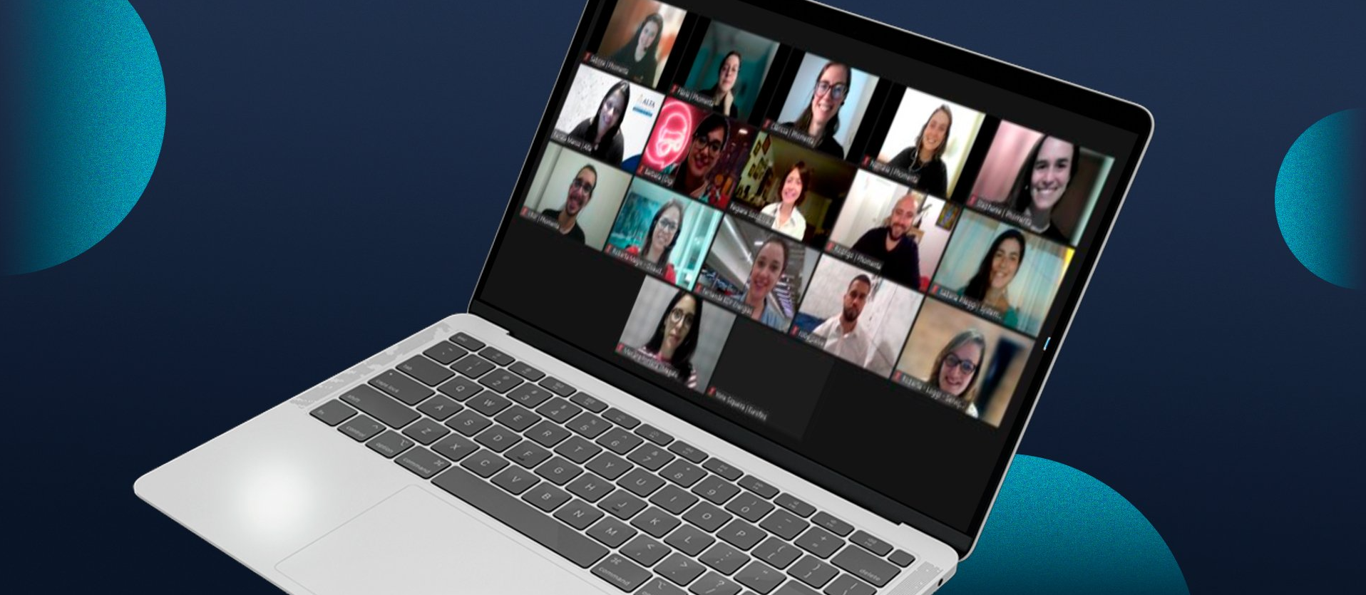 Laptop exibindo uma chamada de vídeo com vários participantes em um fundo azul escuro.