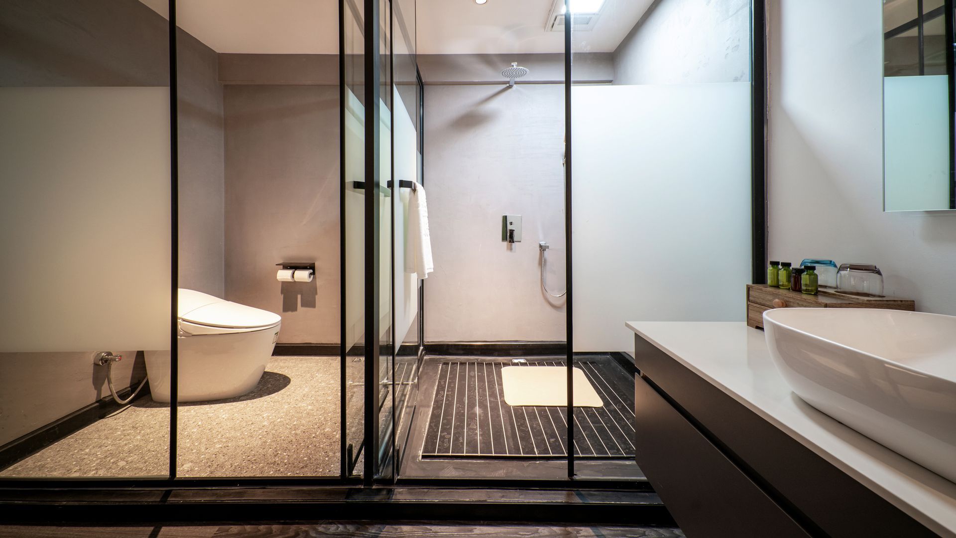 Enclosed Shower Box Made Out Of Glass | New Orleans, LA | Service Glass of New Orleans