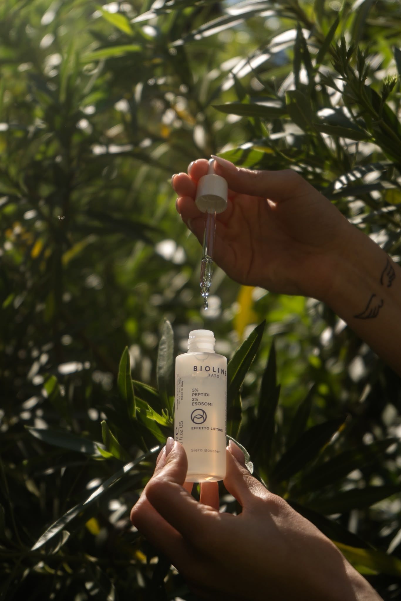 Erbe botaniche e flacone contagocce su lino naturale