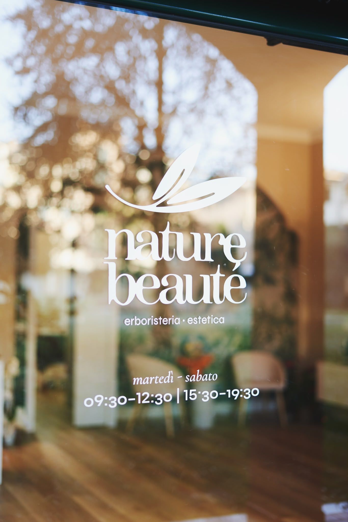 Erbe botaniche e flacone contagocce su lino naturale