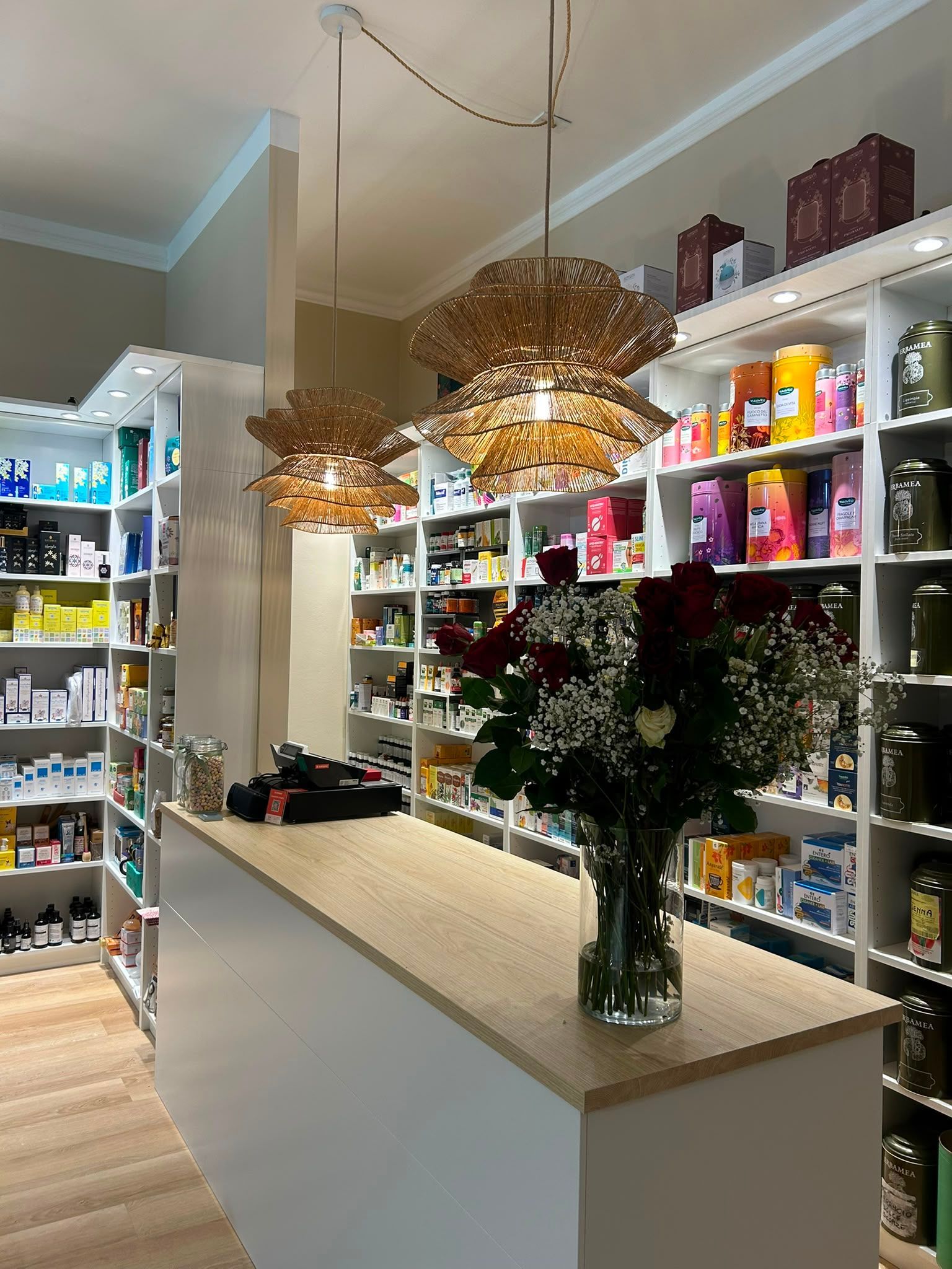 Erbe botaniche e flacone contagocce su lino naturale