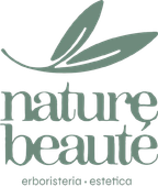 Logo verde “nature beauté” con foglie stilizzate e la scritta “erboristeria · estetica”