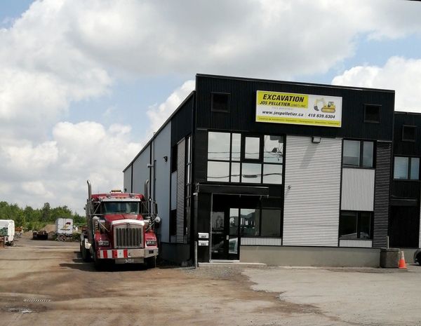 Un camion est garé devant un bâtiment qui dit polynation
