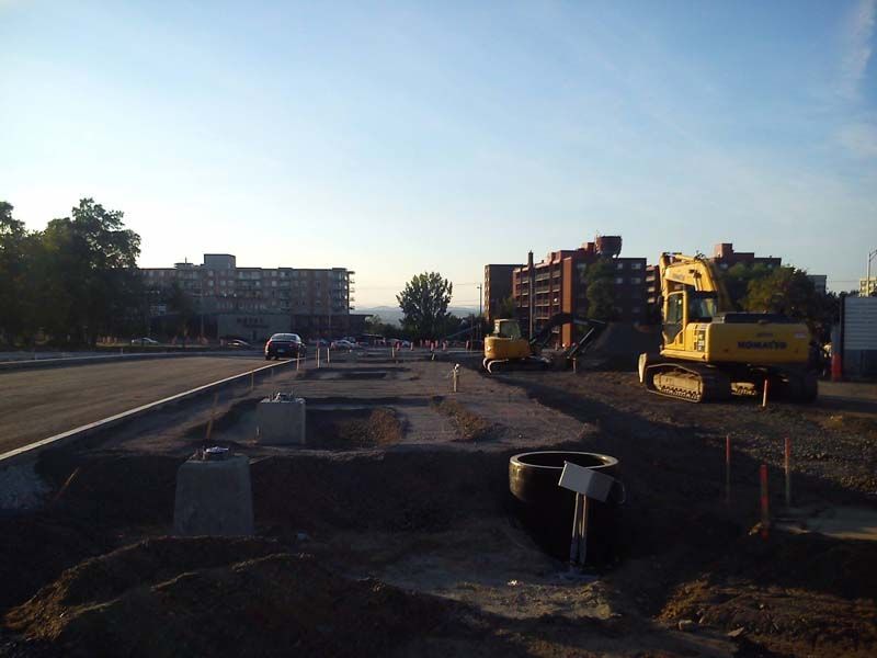 Un chantier de construction avec un grand bâtiment en arrière-plan