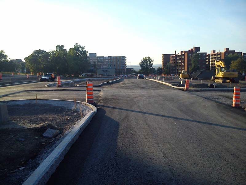Un chantier de construction avec beaucoup de cônes orange sur la route