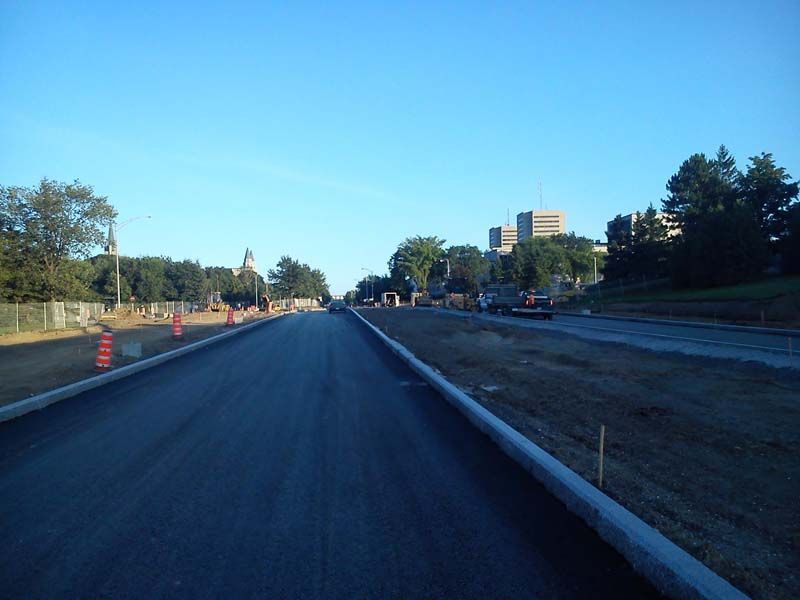 Une route en construction avec un ciel bleu en arrière-plan