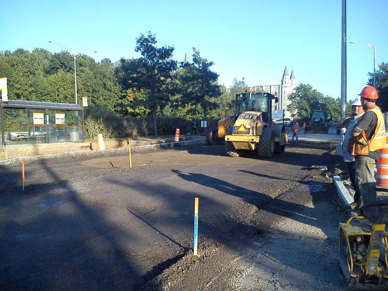 Un groupe de travailleurs de la construction travaillent sur une route