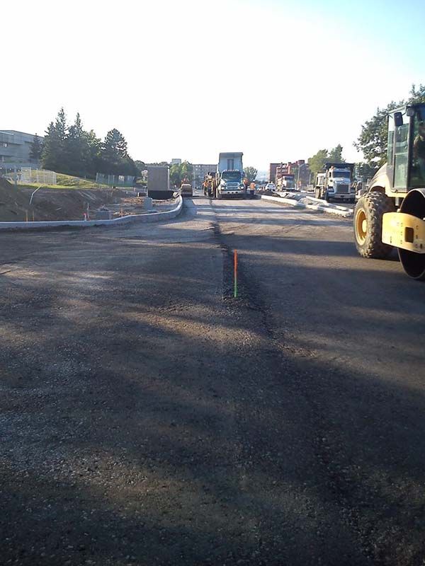 Un chantier de construction avec beaucoup de véhicules dessus