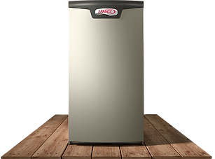 Mini-frigo argenté sur une palette en bois sur fond blanc