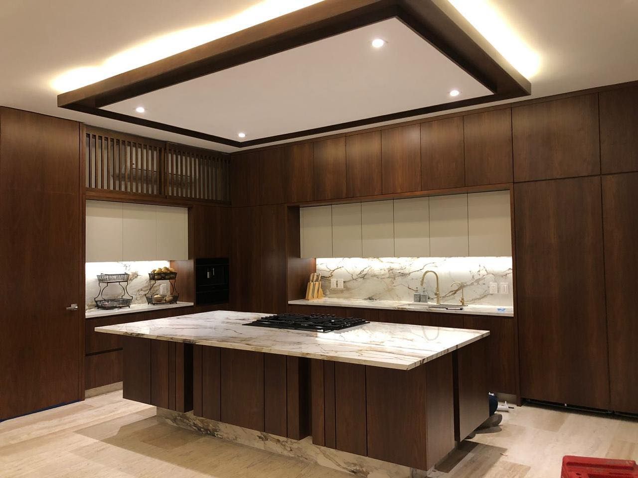 Equipo de TAUPE Design Studio seleccionando materiales premium para un proyecto de interiorismo