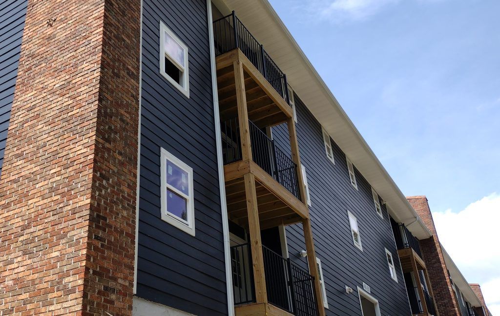A large apartment building with stairs on the side of it.