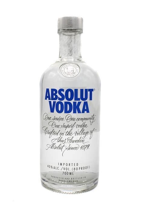 Botella de vodka Absolut con vidrio transparente y etiqueta azul sobre fondo blanco.