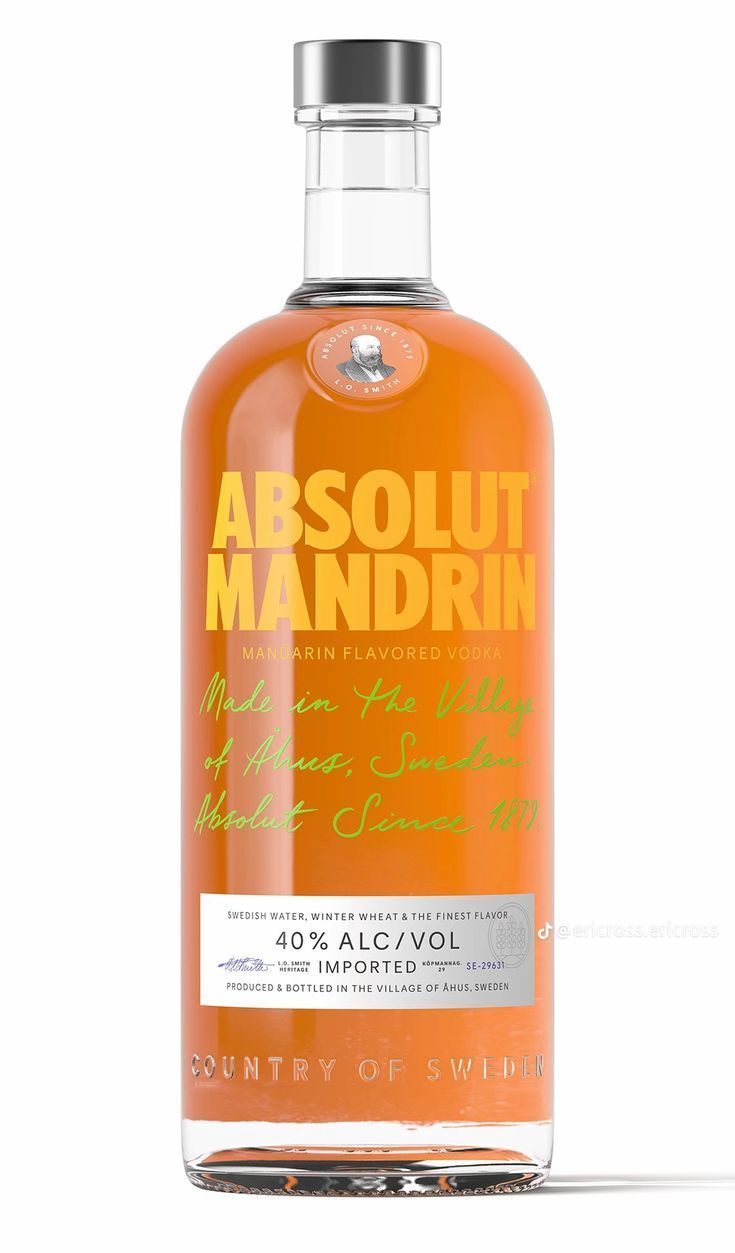 Botella de vodka Absolut de naranja mandarina con tapón plateado y etiqueta blanca sobre fondo blanco.