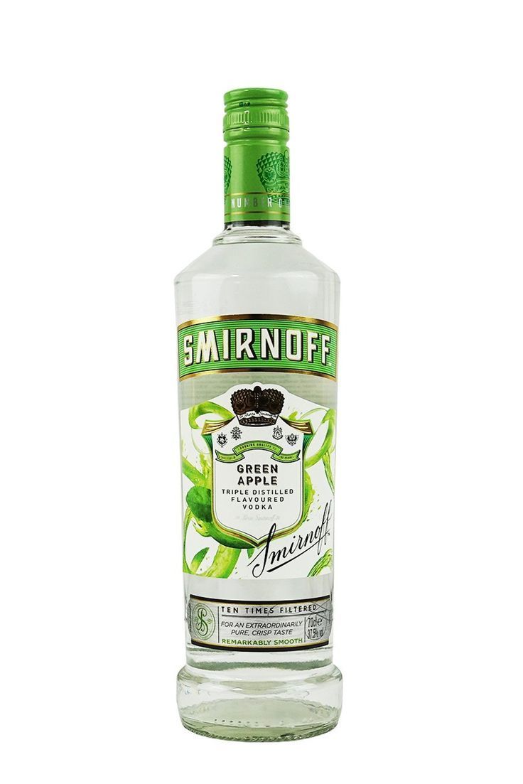 Botella de licor Marnier con tapón verde y etiqueta blanca sobre fondo liso.
