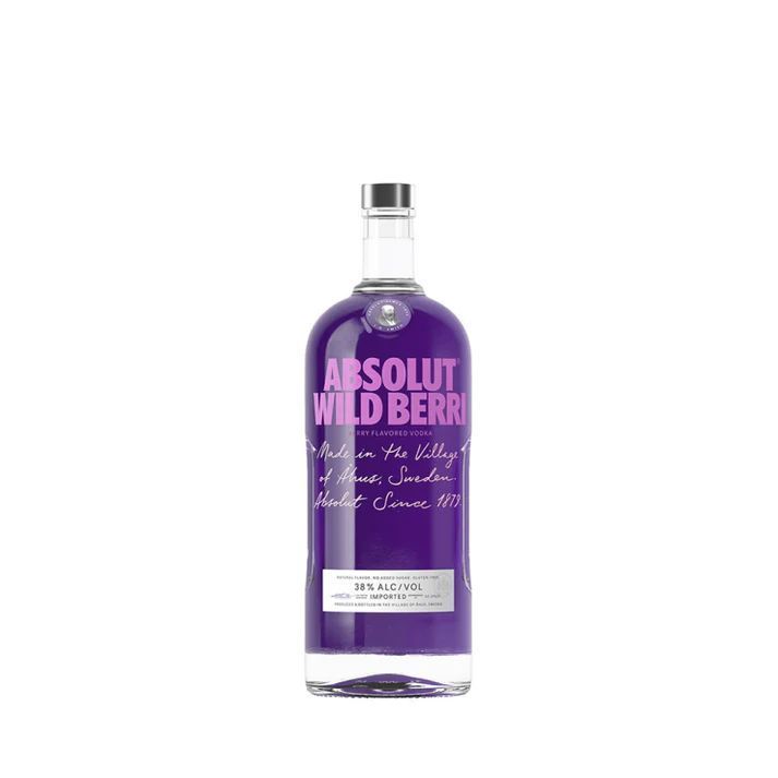 Botella de vodka Absolut Wild Berri con etiqueta morada sobre fondo blanco.