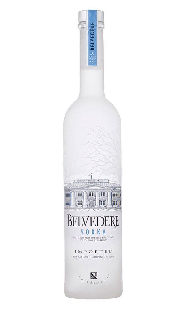 Botella de vodka Belvedere blanco con etiqueta azul en el cuello sobre un fondo liso.