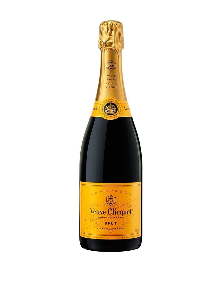 Botella de champán Veuve Clicquot con lámina de oro y etiqueta naranja sobre fondo blanco.