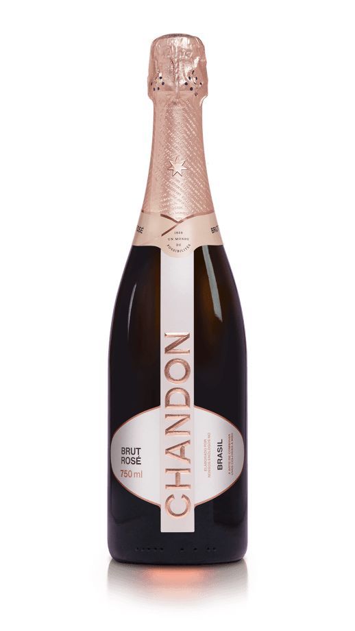 Botella de vino espumoso Chandon con lámina rosa y etiqueta vertical sobre fondo blanco.