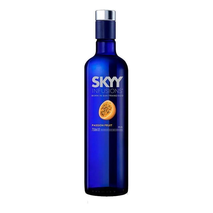 Botella de vodka Blue SKYY Infusions con etiqueta naranja sobre fondo blanco.