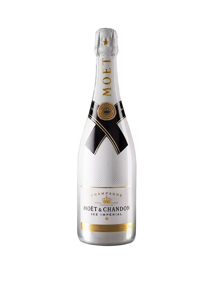 Botella de champán blanca con etiqueta de cinta negra sobre un fondo blanco liso.