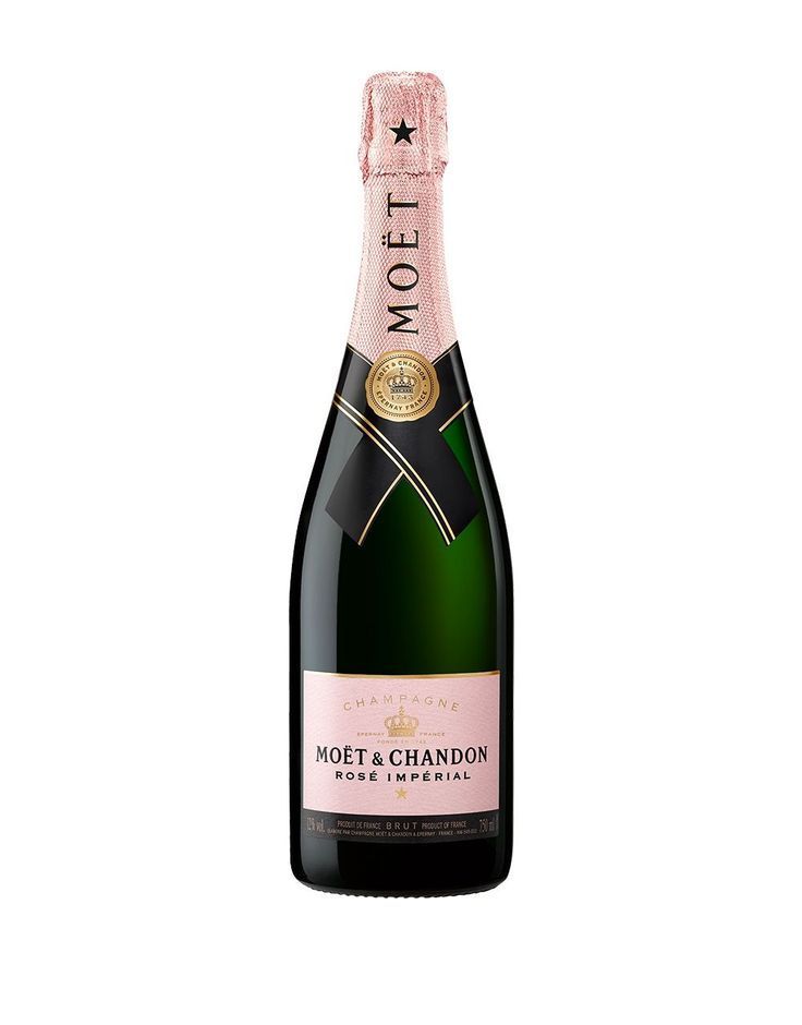 Botella de champán Moët & Chandon con lámina rosa y etiqueta negra sobre fondo blanco.