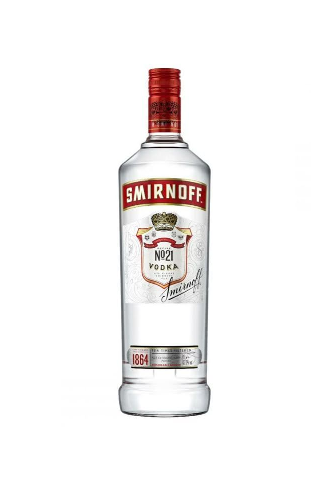 Botella de vodka Smirnoff con tapón rojo y etiqueta blanca sobre fondo blanco.