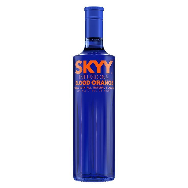 Botella de vodka Blue SKYY Infusions Blood Orange con etiqueta naranja y blanca.