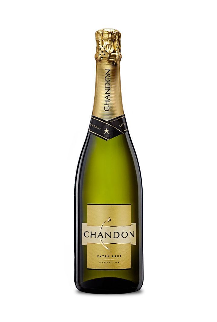 Botella de vino espumoso Chandon con lámina de oro y etiqueta negra sobre fondo blanco.