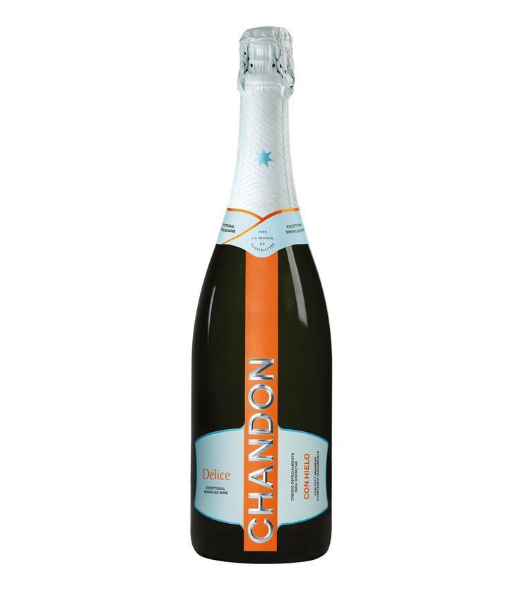 Botella de vino espumoso Chandon con etiqueta negra y franja vertical naranja sobre fondo blanco.