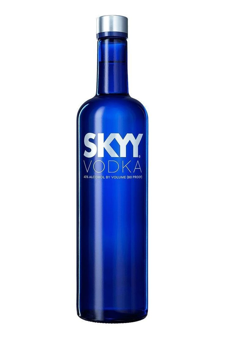 Botella de vodka Blue SKYY sobre fondo blanco