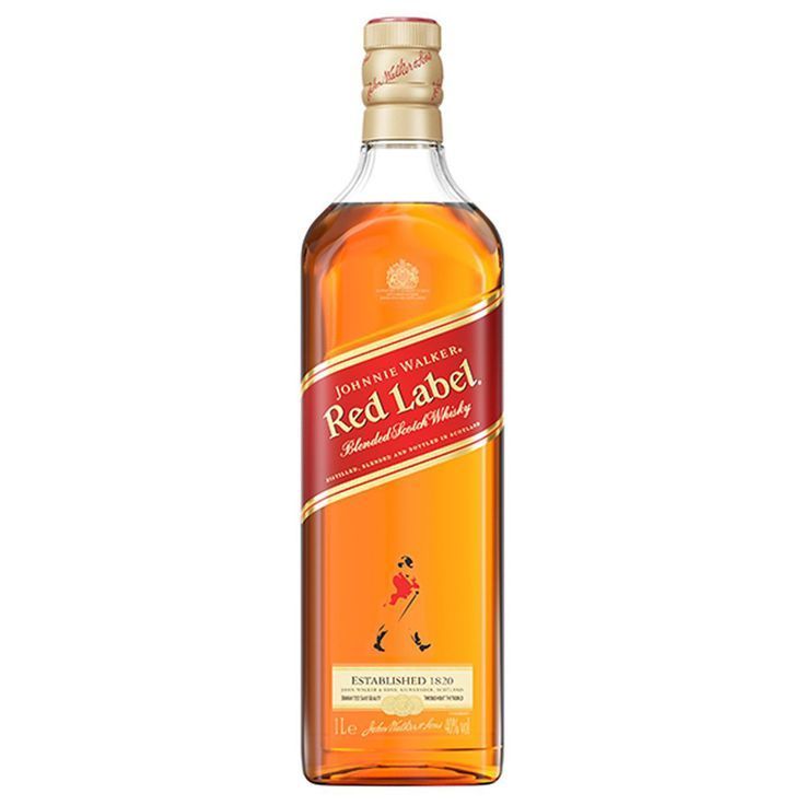 Botella de whisky Johnnie Walker Red Label con etiqueta naranja sobre fondo blanco.