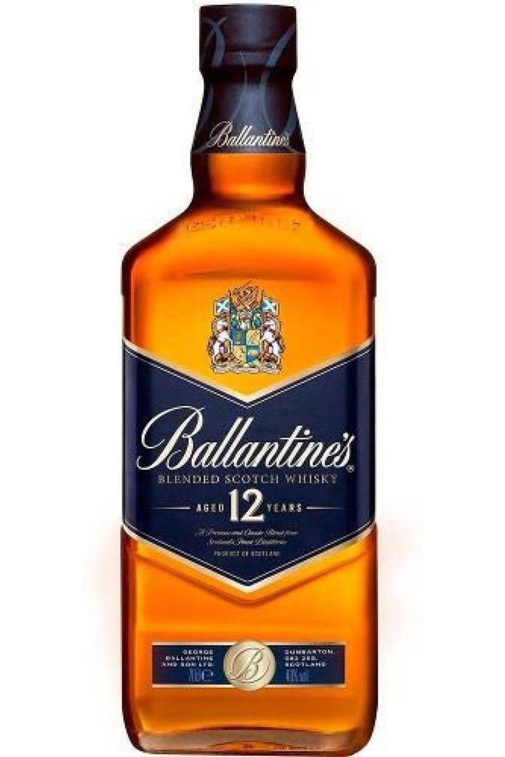 Botella de whisky Ballantine's 12 con líquido ámbar y etiqueta azul marino sobre fondo blanco.