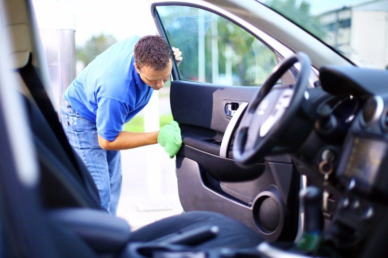 igienizzazione dell'abitacolo di un'auto