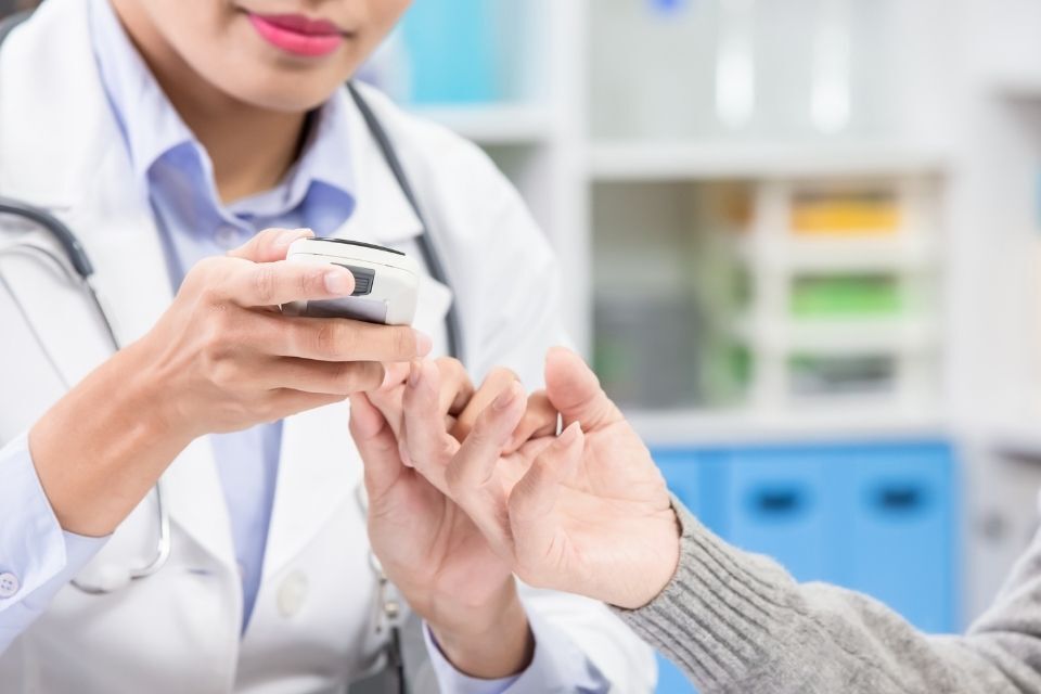 medico mentre misura insulina a paziente diabetico