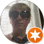Pessoa usando óculos de sol e um colar estampado com um ícone de estrela laranja no canto.