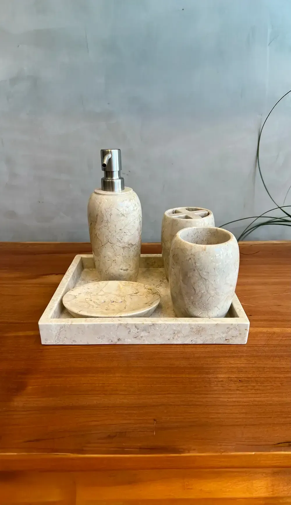 Conjunto de banheiro sobre uma superfície de madeira.