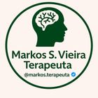 Logotipo com uma silhueta verde de uma cabeça e um cérebro, texto