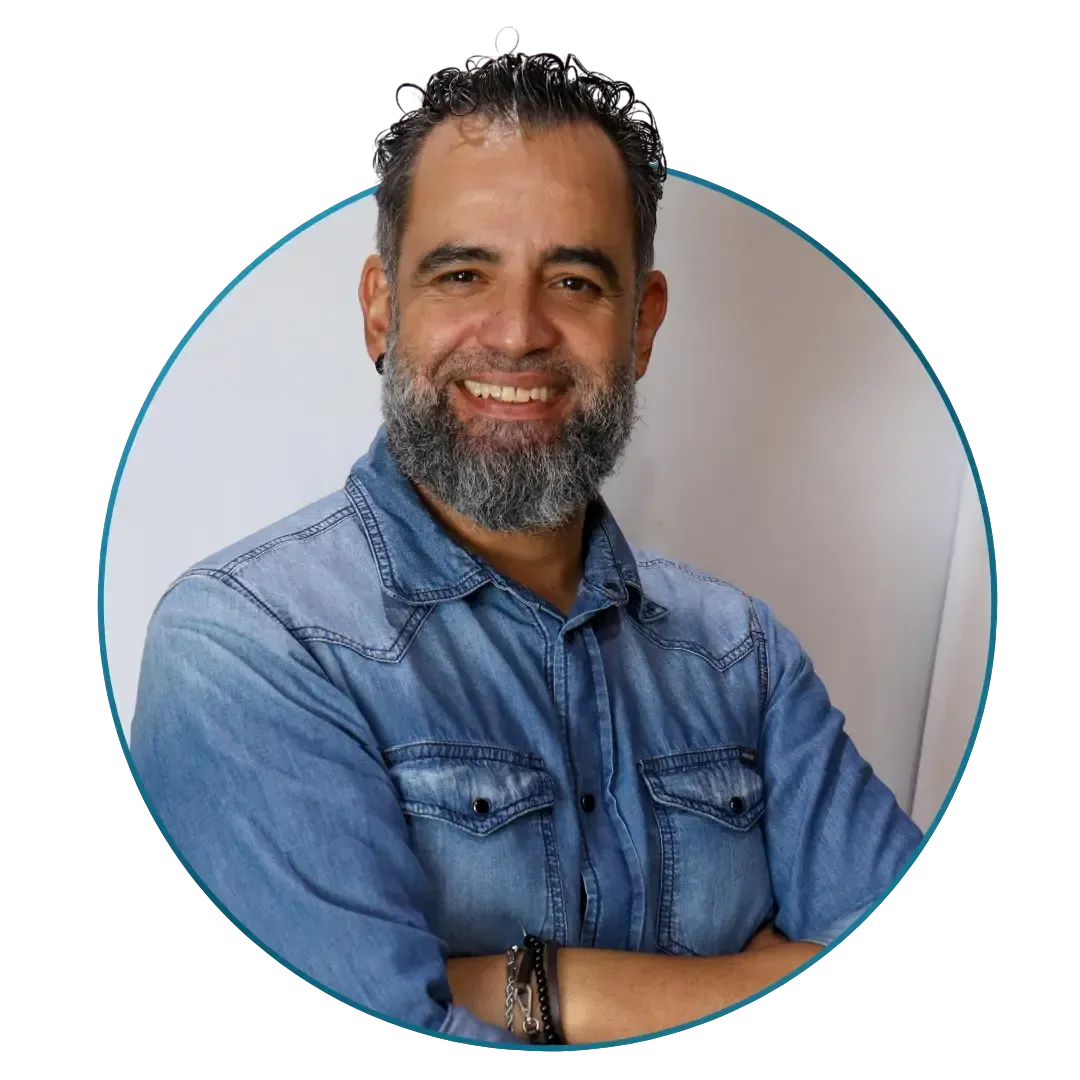 Um homem com barba vestindo uma camisa jeans azul